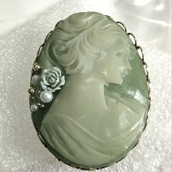 Antiqued Green & Ivory Cameo Brooch Right Face - Picture 3 of 8